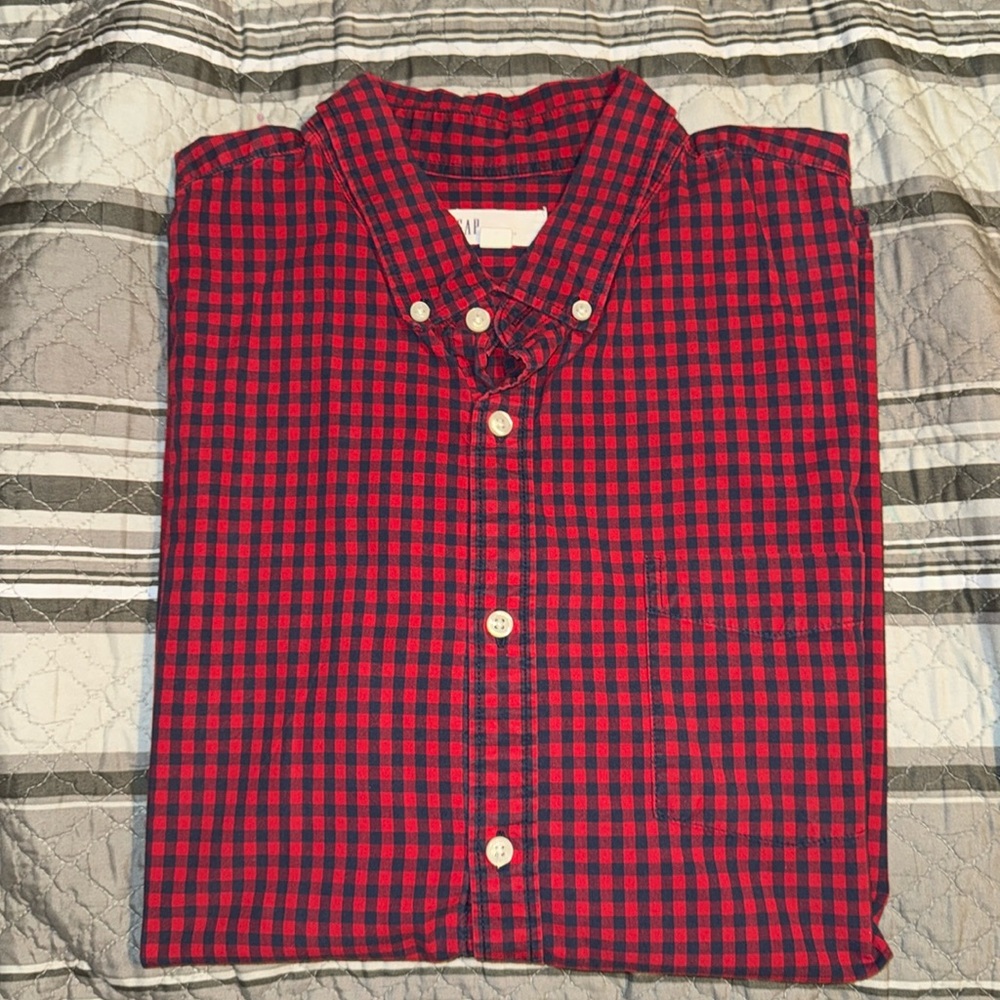 GAP MEN’S REGULAR FIT PLAID SHORT SLEEVE CASUAL BUTTON DOWN SHIRT - 100% COTTON